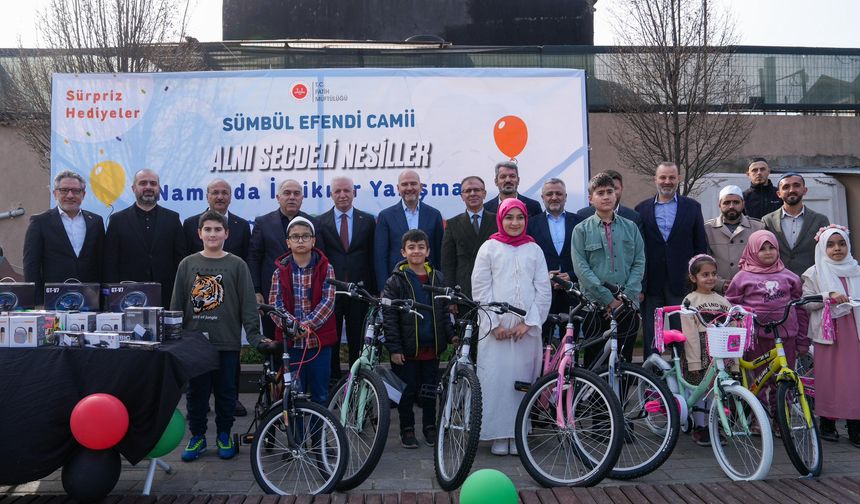 'Alnı secdeli' çocuklara bisiklet hediye edildi