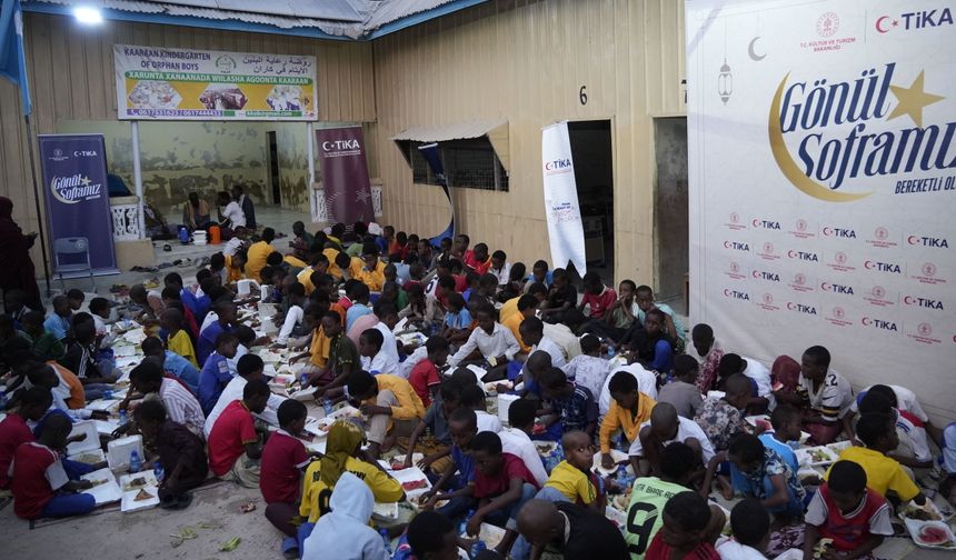Somali'de yetimler için gönül sofrası
