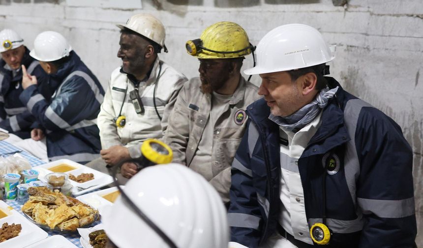 Enerji Bakanı madencilerle iftar yaptı