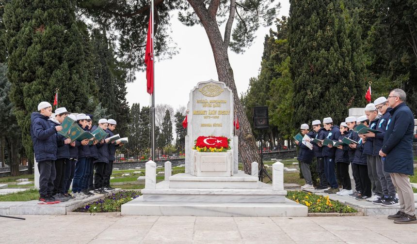 Mehmet Akif Ersoy dualarla anılıyor