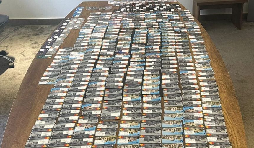 Türkiye'de kara para aklamada kullanılan 400 kart yakalandı