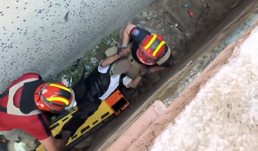 Camiyle yol arasındaki boşluğa düşen vatandaş kurtarıldı