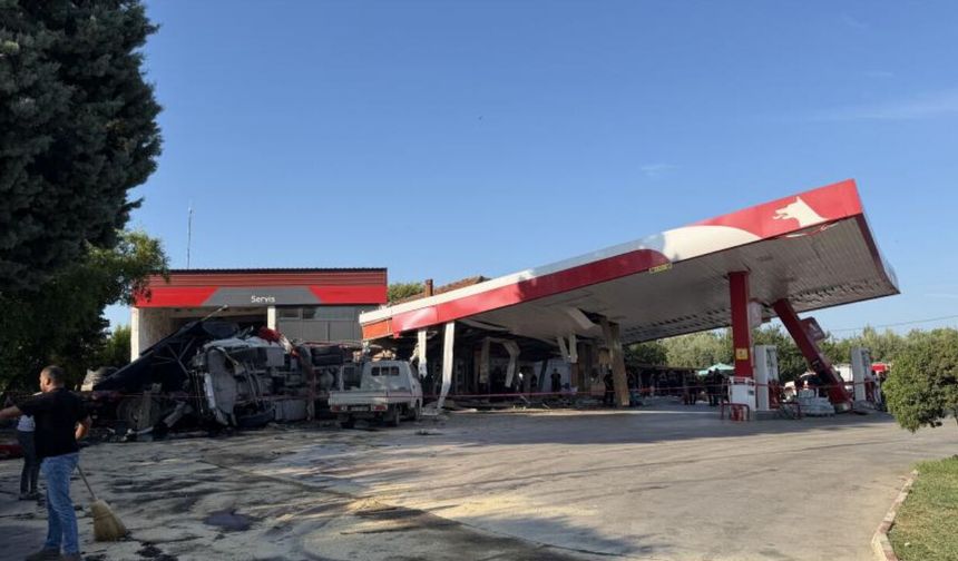 Kömür yüklü TIR benzin istasyonuna daldı