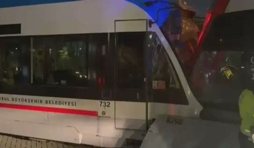 Tramvaylar kafa kafaya çarpıştı