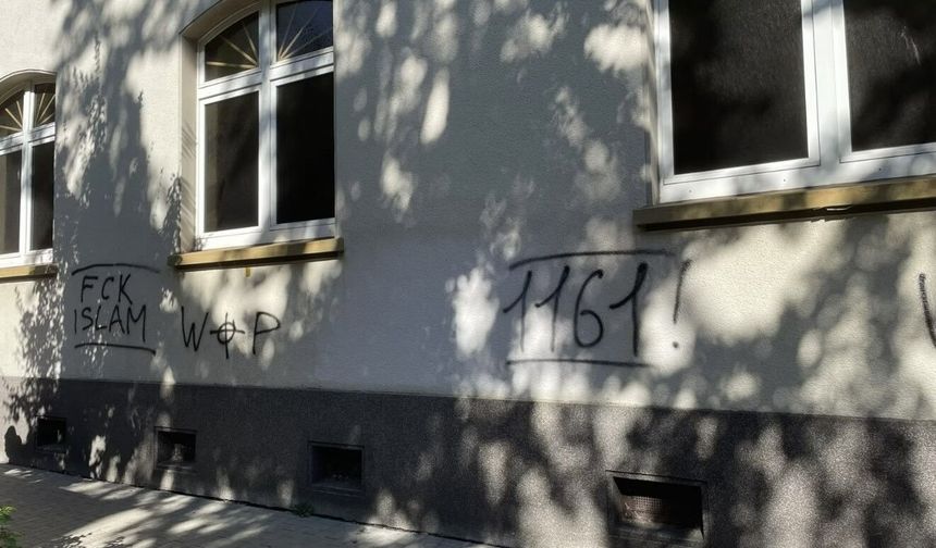 Almanya'da camiye çirkin saldırı