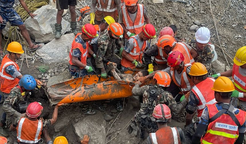 Nepal'de işçilere 9 gün sonra ulaşıldı