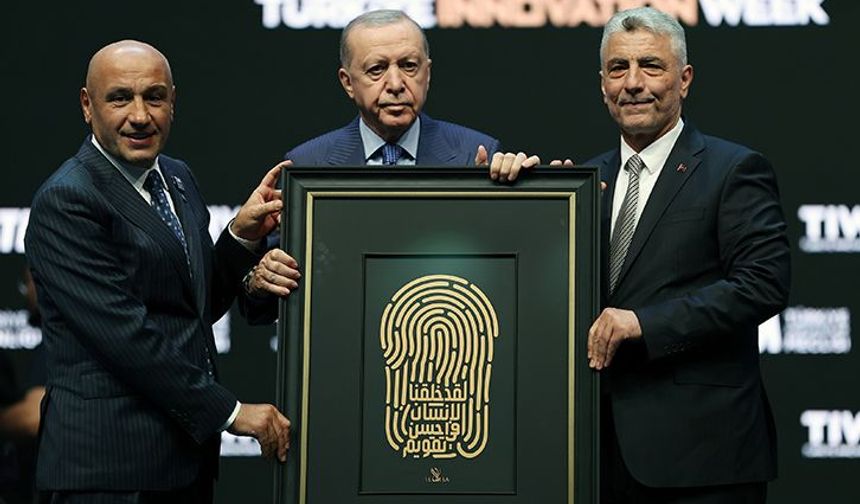 Erdoğan: İnsanla teknoloji arasında bir orta yol bulunur