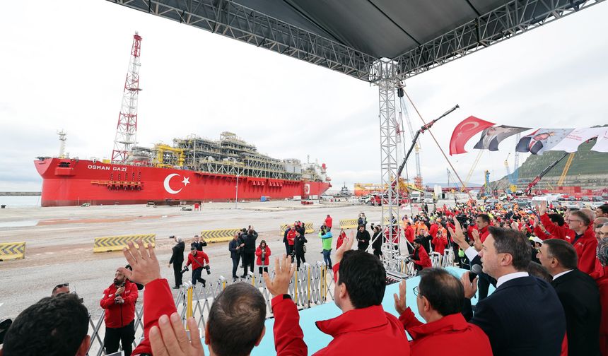 Türkiye'nin ilk yüzer üretim platformu Karadeniz'e uğurlandı