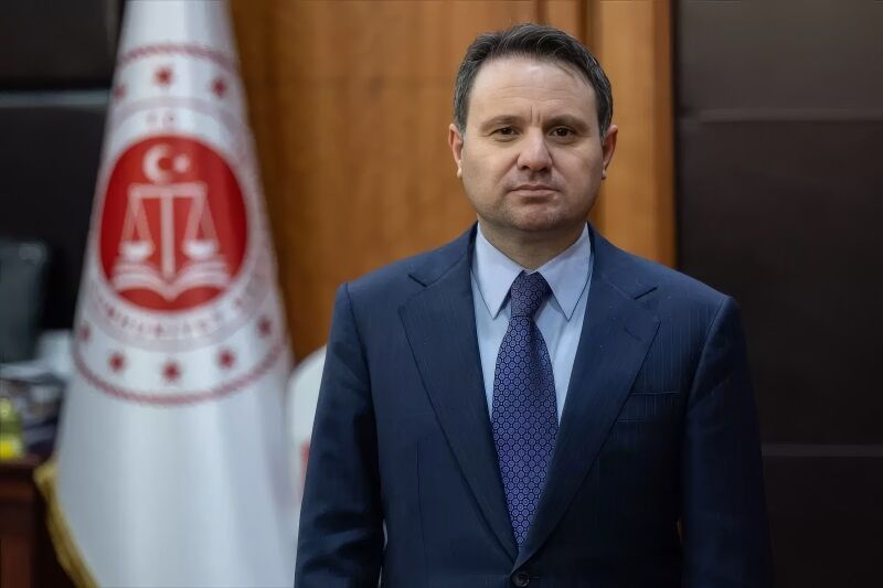 Akın Gürlek Kızılay'a bağış yaptı
