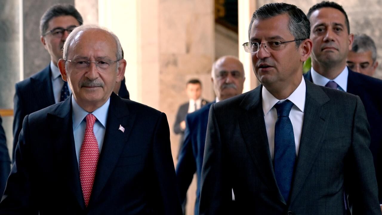 Özgür Özel ve ekibi CHP Parti Meclisi'nden istifa etti