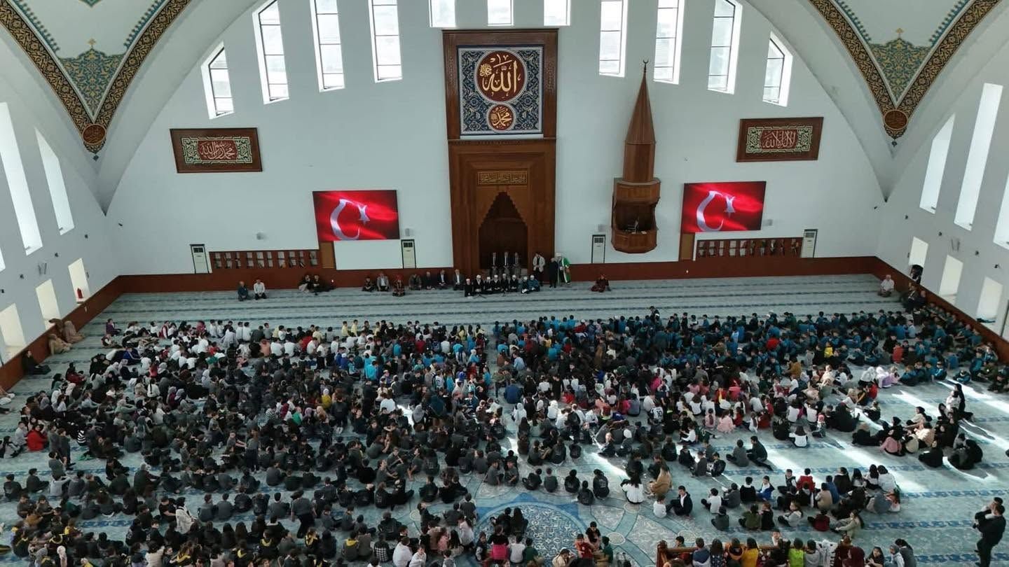 Milletvekilinin camide milli maç izletme girişimi engellendi