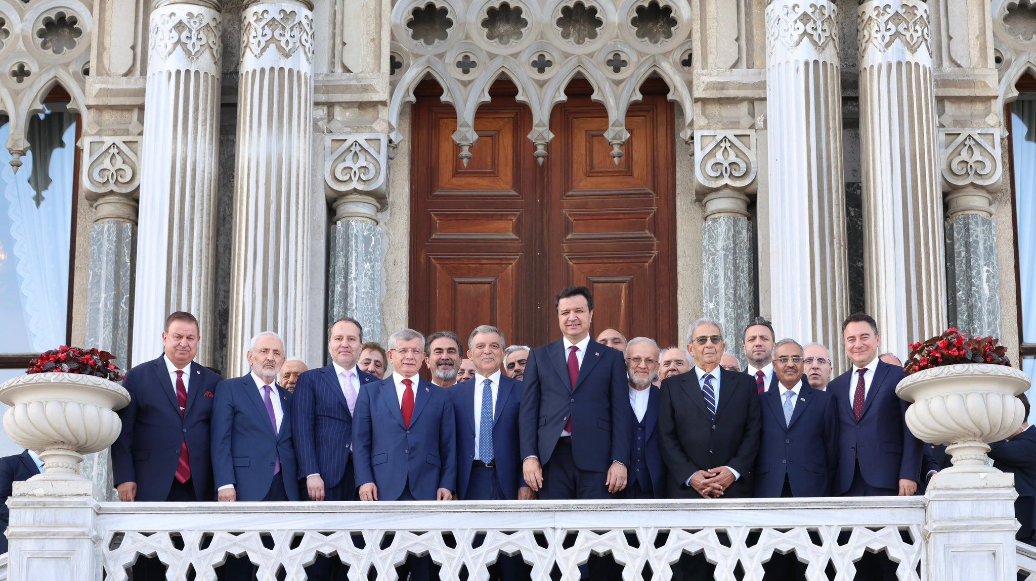 Davutoğlu: Bu fotoğrafta bir şey olduğu yok