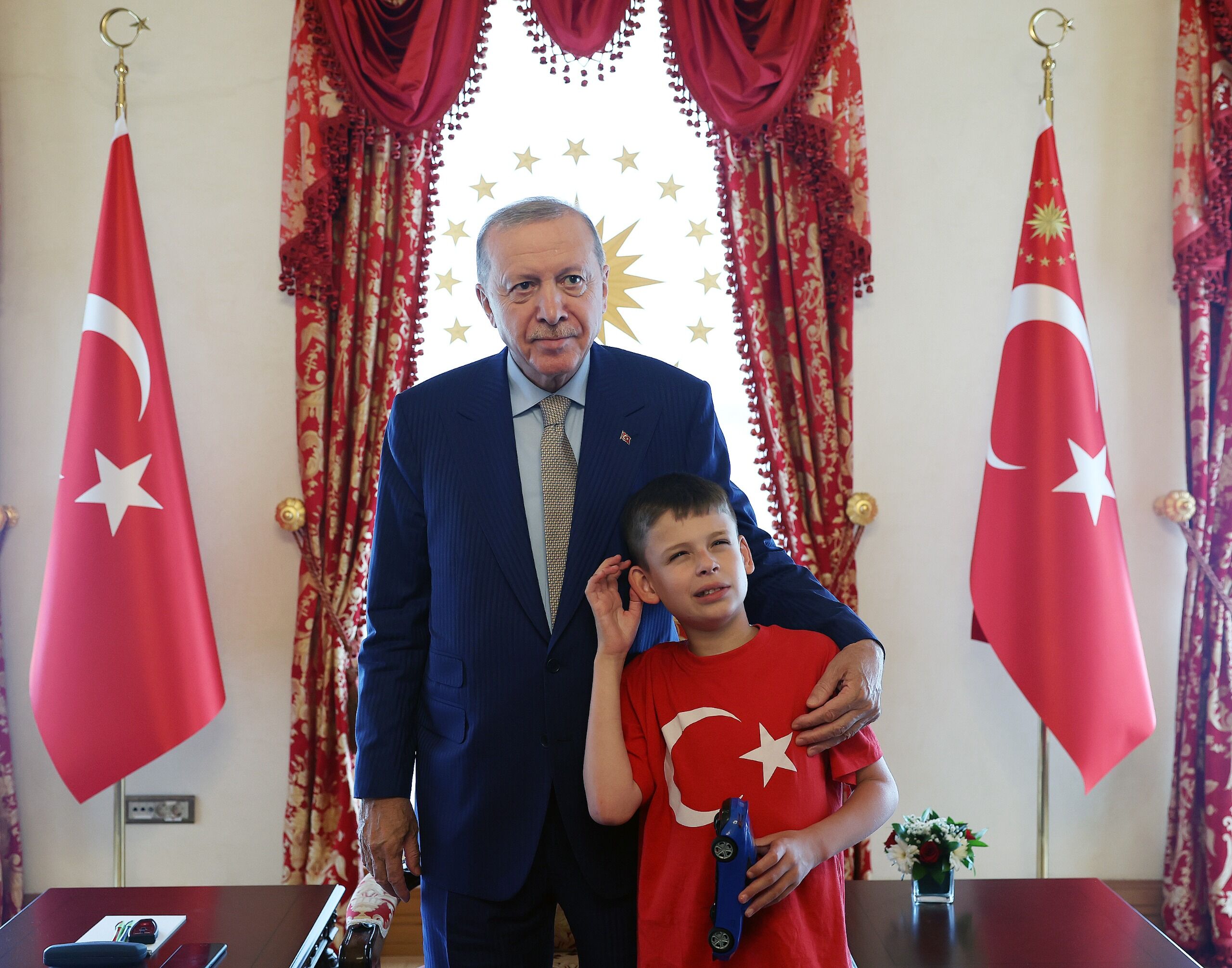 Erdoğan, camilerde kek dağıtan İngiliz çocuğu kabul etti
