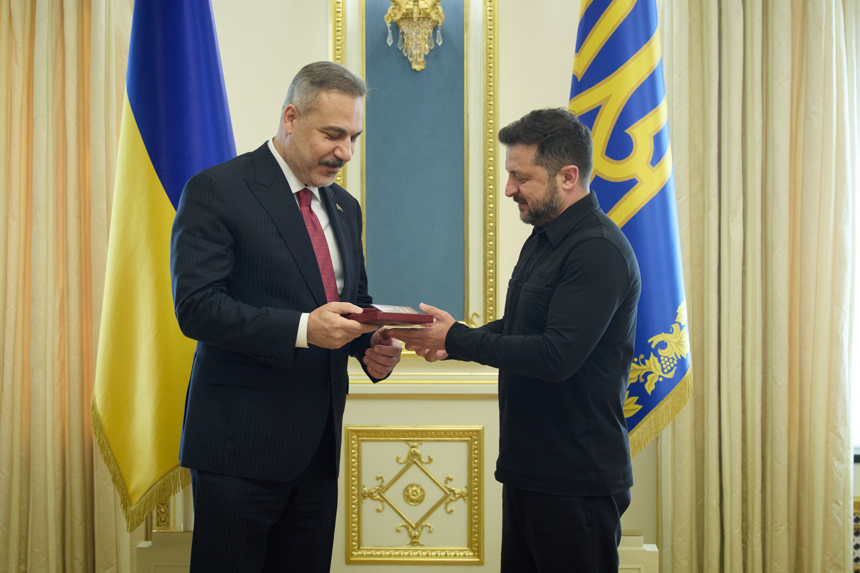 Zelenski, Hakan Fidan'a nişan takdim etti
