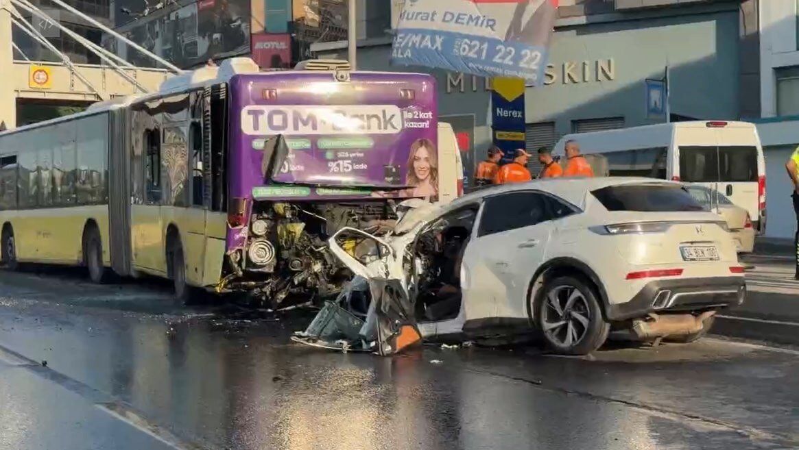 Otomobil İETT otobüsüne arkadan çarptı: 3 ölü