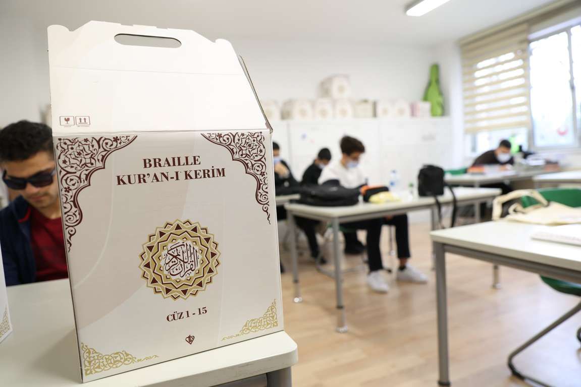 Diyanet Vakfı'ndan görme engelli öğrencilere Kur'an-ı Kerim