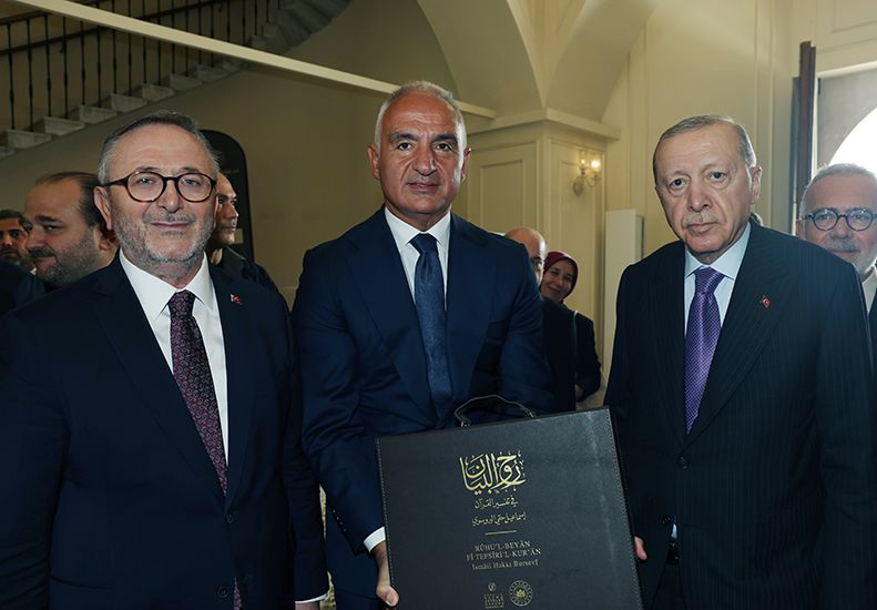 Erdoğan'a Rûhu'l-Beyân tefsiri takdim edildi