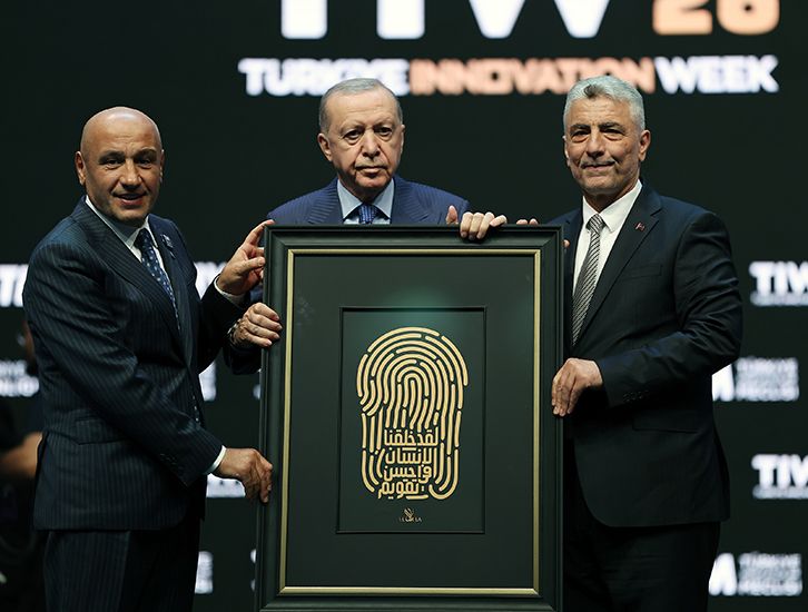 Erdoğan: İnsanla teknoloji arasında bir orta yol bulunur