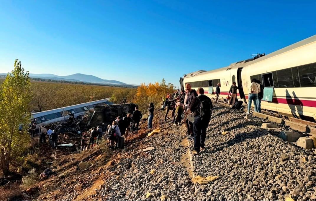 İspanya'da hızlı trenler çarpıştı: 64 ölü