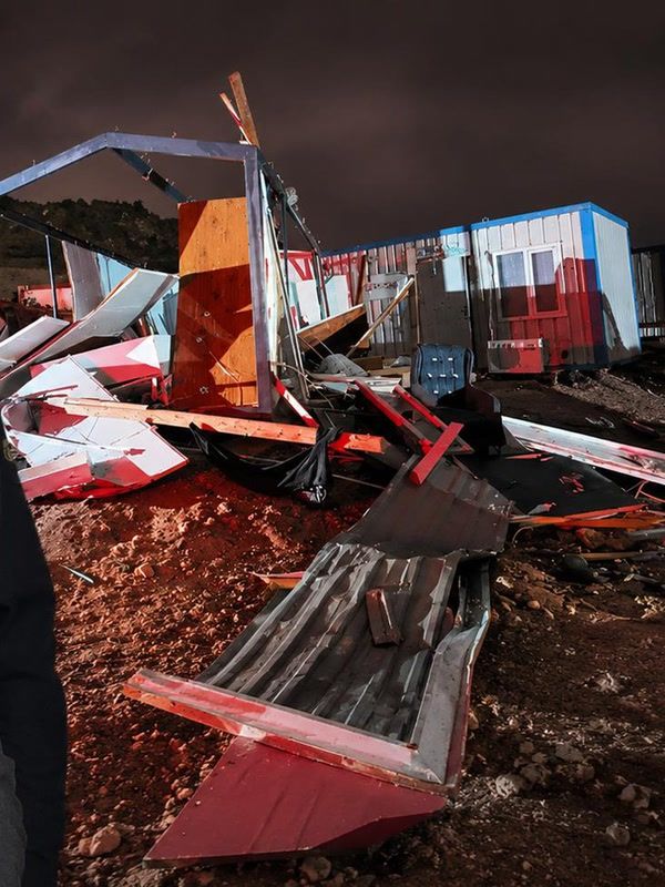 Antalya'da hortum konteynerleri parçaladı: 4 işçi öldü