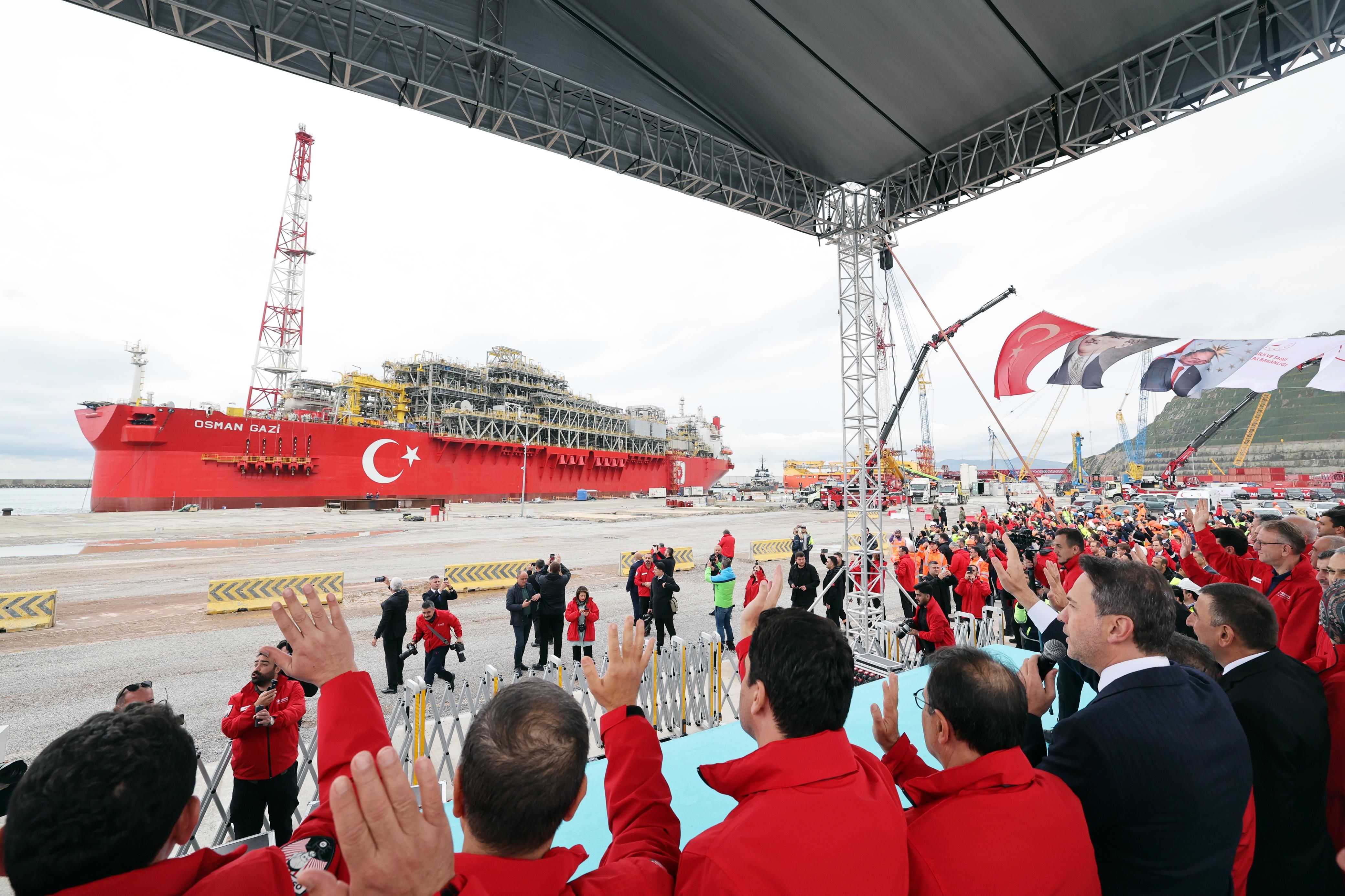 Türkiye'nin ilk yüzer üretim platformu Karadeniz'e uğurlandı