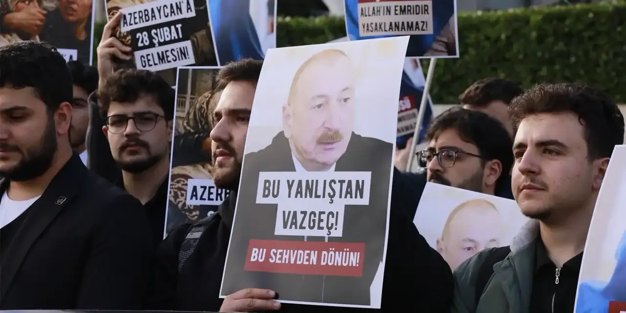 Azerbaycan'dan 7 Türk vatandaşı hakkında daha kırmızı bülten